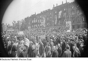 Aufnahmen von den Feierlichkeiten zum 1. Mai 1946 in Berlin : Mai-Kundgebung vor der Tribüne am Berliner Schloss