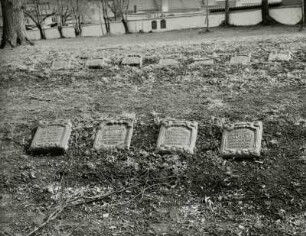 Denkmalsanlage für die Gefallenen des 1. Weltkrieges : Denkmalsanlage für die Gefallenen des 1. Weltkrieges. Porphyr, Tonplatten, glasiert (1919/1922; Werkstatt K. Feuerriegel). Namenstafeln. Frohburg (Kreis Geithain), Alter Friedhof
