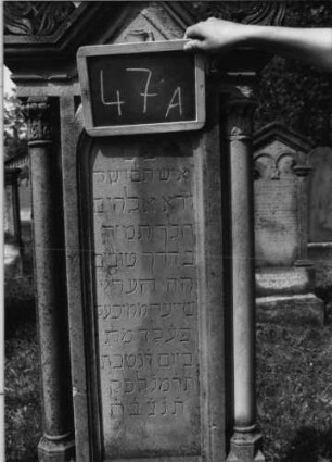 Grabstein 47 (Index: 99801848) Material: Sandstein Zustand: leicht verwittert Maße HxBxT: 183x47x29 cm Beschreibung: ädikulaartige Stele mit Säulen, Sockel rusticaartig, giebelartiger Abschluß mit Verdachung und Akroteren, eingetieftes Schriftfeld mit Rundbogen Symbolik: Levitenkanne: Grabstein 47A