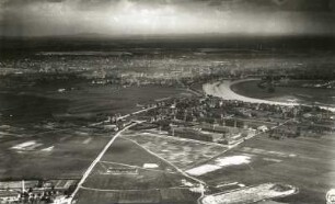 Dresden-Übigau. Stadtteilansicht zwischen Scharfenberger Straße, Werftstraße und Washingtonstraße und Flugplatz Dresden-Kaditz. Luftbild-Schrägaufnahme von Südwest