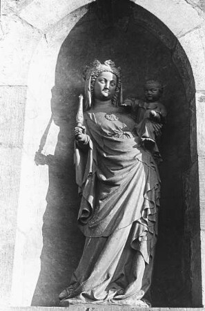 Herzebrock, Kirche St. Christina, Außen, Muttergottesfigur