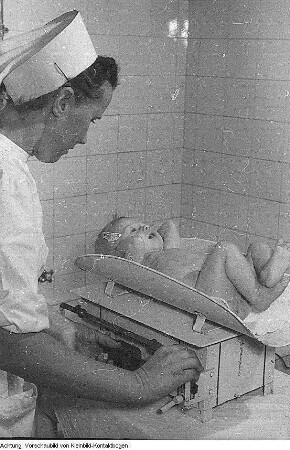 Dresden, Weißer Hirsch. Kinderkrippen Meuslitzer Straße und Collenbuschstraße, Oktober 1952