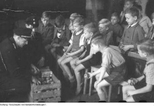 "Volkskontrolle". Verteilung beschlagnahmter Waren an Bedürftige und Schulkinder durch die Volkskontrolle, 1950