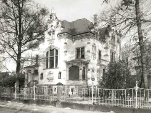 Dresden-Blasewitz, Goetheallee 55. Villa Weigang (1893-1895; M. G. Poscharsky). Straßenansicht mit Einfriedung