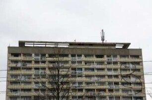 Dresden-Altstadt, Pirnaischer Platz. Hochhaus mit Slogan "Der Sozialismus siegt" (1964-1966 ; P Sniegon und Kollektiv). Obere Geschosse mit Resten der Beschriftung