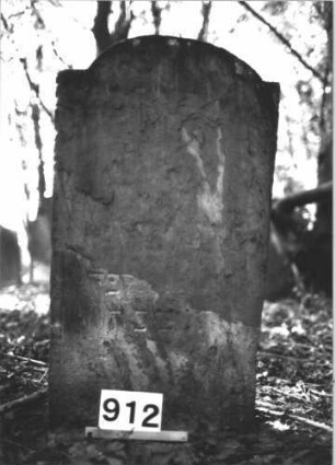 Grabstein 912 (Index: 99899393) Material: Sandstein Zustand: völlig verwittert Maße HxBxT: 98x53x7 cm Beschreibung: Stele mit eingezogenem Rundbogenabschluss Besonderheit: vermutete Identifizierung nach Gräberverzeichnis und Sterberegister: Grabstein 912