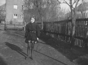Mädchen in Faschingskostüm