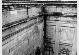 Blick auf die zum Teil zerstörte Fassade des Bode-Museums