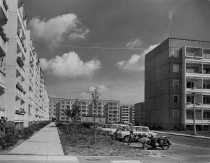 Dresden-Leuben. Neubaugebiet, mit parkenden Autos und Motorrädern