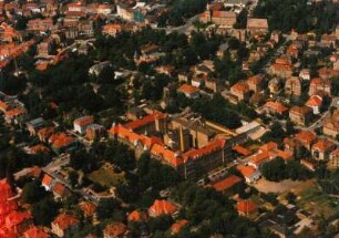 Bautzen. Südost-Vorstadt um die Mättigstraße gegen äußere Altstadt, Ingenieurschule und Taucherkirche mit Taucherfriedhof. Luftbildschrägaufnahme von Süden