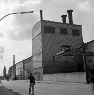 Fabrikkomplex: ehemals Eisengießerei Kampnagel AG: Kampstraße: Außenaufnahme: Straße, Personen: hinten Ausziehleiter
