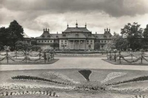 Dresden-Pillnitz. Schloss (1720-1725, M. D. Pöppelmann). Lustgarten und Bergpalais
