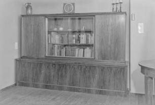 Wohnhausinnenansicht Buffet : Wohnraum. Ansicht einer Schrankwand mit Bücherregal