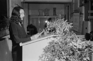 Aufnahmen einer Lesestunde in der Charité vom Verlag Volk und Welt : Miriam Fee am Lesepult