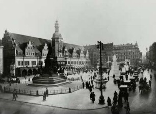 Altes Rathaus : Ansicht mit Siegesdenkmal und Altem Rathaus (rechts: Werbeaufsteller der Porzellanfabrik Tuppack)