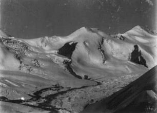 Gebirgslandschaft : Eine schneebedeckte Gebirgslandschaft im Tian Shan Hochgebirge