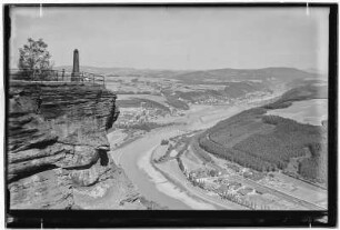 Sächsische Schweiz. Lilienstein. Osthorn mit Aussichtspunkt und Obelisk gegen Prossener Elbbogen