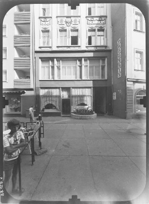 Gera, Kleine Kirchstraße. Wohnhaus mit Gaststätte. Straßenfront (Teilansicht)