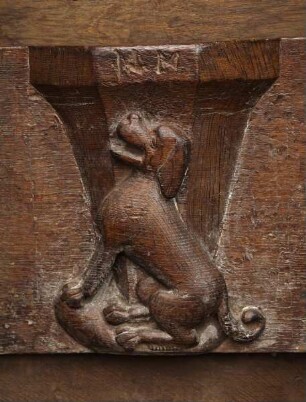 Nördliches Chorgestühl — Sitzender Hund