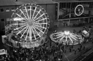 Basel: Karussells, von oben, abends