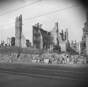 Dresden nach der Bombardierung vom 13./14. Februar 1945. Straßenbild mit Ruinen (wohl zwischen Sophienkirche und Altmarkt)
