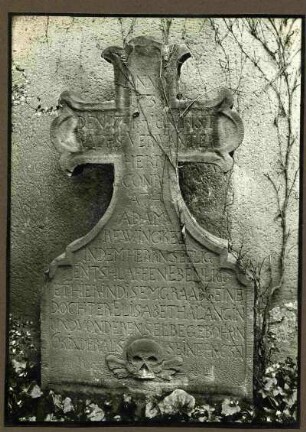 Friedhof. Grabkreuz d. Familiengrabes v. Conrath Adam Rewinckel, Ratsverwanter, 1735