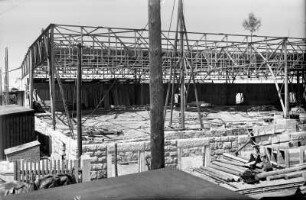 Radebeul-Kötzschenbroda, Fabrikstraße 27 (?). Elektroarmaturenwerk JWH. Neubau einer Werkhalle. Fundament und Dachkonstruktion. Eckansicht mit Richtkrone