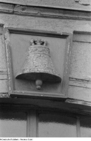 Relief "Goldene Glocke" über der Eingangstür des Hauses Moritzstraße 19