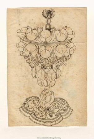 Gotischer Pokal mit Blattornamenten. Auf dem Deckel geöffnete Blüte