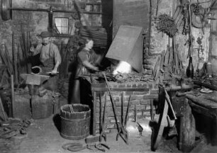 Dorfschmiede : Frohburg, Dorfschmiede. Hufschmied bei der Arbeit. Vorbereitung des Hufbeschlags