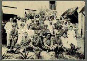Gruppenbild von Kriegsversehrten und Sanitätspersonal