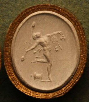Tanzender Bacchant mit Thysosstab (Daktyliothek, Erstes Mythologisches Tausend)