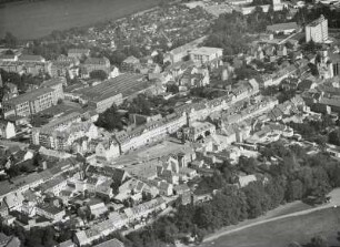 Rochlitz. Stadtansicht. Luftbild : Rochlitz. Altstadt mit Rathaus und Kunigundenkirche. Blick über die Aue der Zwickauer Mulde gegen nördliche Vorstadt. Luftbild-Schrägaufnahme von Südwesten