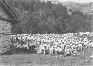 Gruppe : Gruppe sitzender Männer in Uniformen.