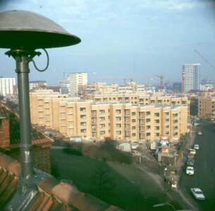 Hamburg-Altona, Hexenberg : Hamburg-Altona. Neubaugebiet am Hexenberg. Blick von einem Dach. Links: Sirene auf dem Dachfirst