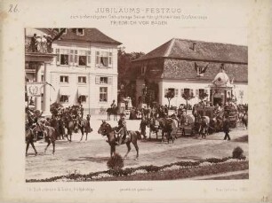 Kostümierte zu Pferd mit Prunkwagen beim Jubiläums-Festzug zum 70. Geburtstag des Großherzogs Friedrich I. von Baden vor dem Karlsruher Schloss
