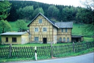 alleinstehender, nicht mehr betriebener Gasthof, Ortsteil Schneidemühle