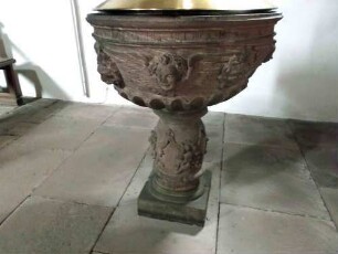 Langhaus Innen-Taufbecken (spätes 16 Jh) mit Umschrift sowie Ornamentierung in halbplastischer Darstellung