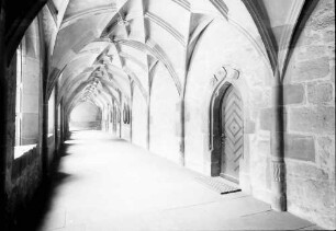Alpirsbach: Kloster Alpirsbach, Kreuzgang mit Wappentor