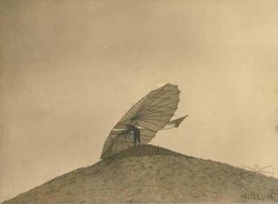 Fotografie Flugversuch Otto Lilienthals (Experimentiergerät)