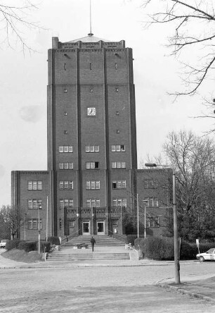 Neuenhagen, Am Rathaus 1. Rathaus mit Wasserturm (1925/1926, W. Wagner). Eingangsseite. Straßenansicht