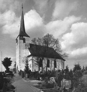 Ev. Kirche mit Friedhof (Kirche, ev.); Bickenbach, Darmstädter Straße 43, Lundgreenstraße 1, Jugenheimer Straße 2, Jugenheimer Straße, Darmstädter Straße