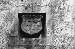Heitersheim: Wappen der Schilling von Cannstatt an der Außenwand des Schlosses
