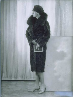 Frau in Mantel von Gerson, Prager und Hausdorff