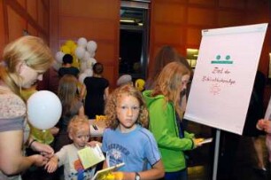 Am Ziel der "Bibliotheksrallye für Kinder" (Kinder lernen die Bibliothek spielerisch auf einer Rallye kennen. Die Maya-Zahlen weisen den Weg)