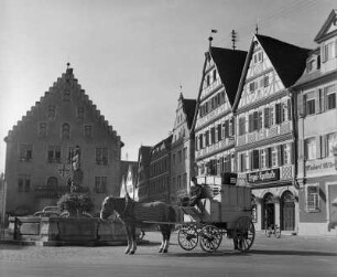 Bad Mergentheim. Oberer Markt. Blick zum Rathaus und Marktbrunnen. Ansicht mit Postkutsche