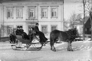 Pferdeschlitten vor des Fotografen Haus : Steinbach Pferdeschlitten, eventuell mit den Eigentümern der Pursche-Fabrik vor dem Haus Hermann Kraußes