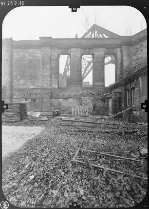 Dresden-Südvorstadt, Nürnberger Straße / Hohe Straße. Ruine der Zionskirche (1908-1912, R. Schilling, J. W. Gräbner; Zerstörung 1945, als Lapidarium genutzt). Blick durch die Fensteröffnungen gegen das Stahltragwerk