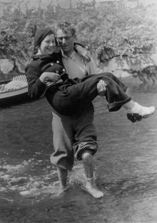 Paddeln auf der Oberalster. Ein hilfreicher Mann trägt eine Frau ans Ufer