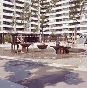 Hansjakob, Gottfried; München - Neuperlach Nord, Nord-Ost; Wohnanlage mit Ladenzentrum an der Quiddestraße - Innenhof Karl-Marx-Str., Brunnenanlage 'Wasser-Xylophon' (1970, Edmund Puchner)